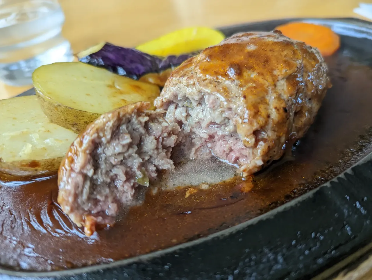 ミスタームーンのハンバーグ肉汁
