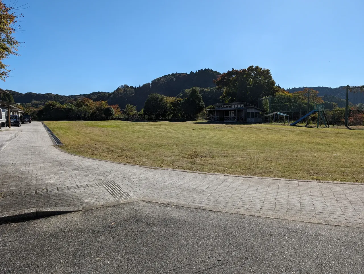 かなり山間部にある廃校